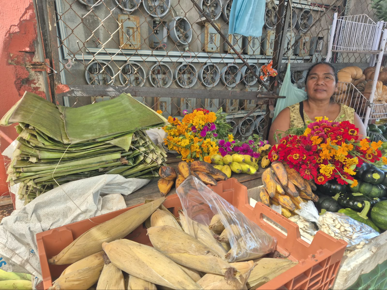 Comerciantes del mercado Pavón Góngora de Champotón alistan ventas por Día de Muertos.