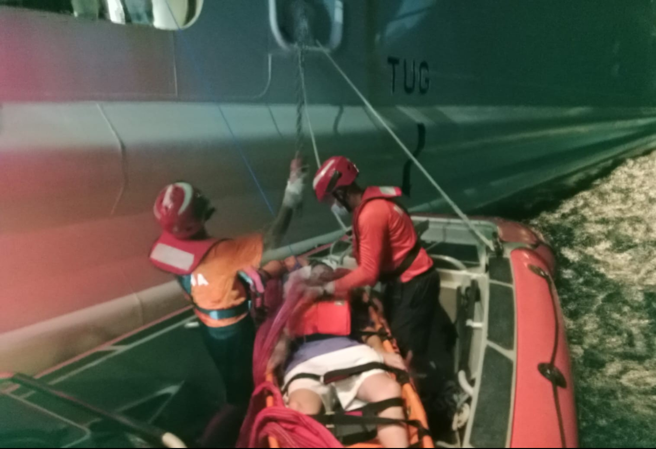 Elementos de la Marina rescataron a una mujer de un crucero.