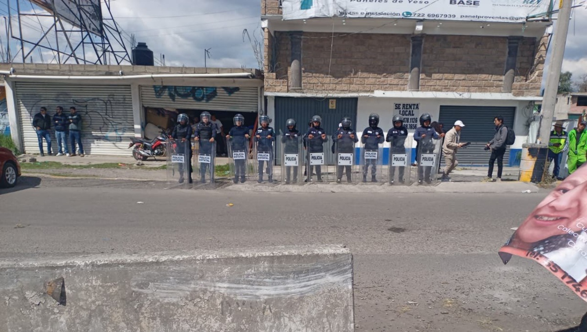 Elementos de la Policía Estatal llegan al bloqueo de la México-Toluca.