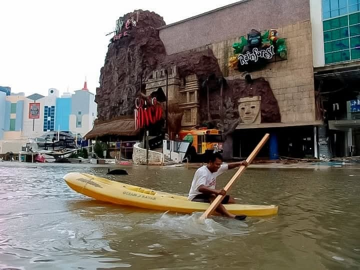 Después del impacto de “Wilma”, cuadrillas de la Comisión Federal de Electricidad trabajaron para restablecer el suministro eléctrico