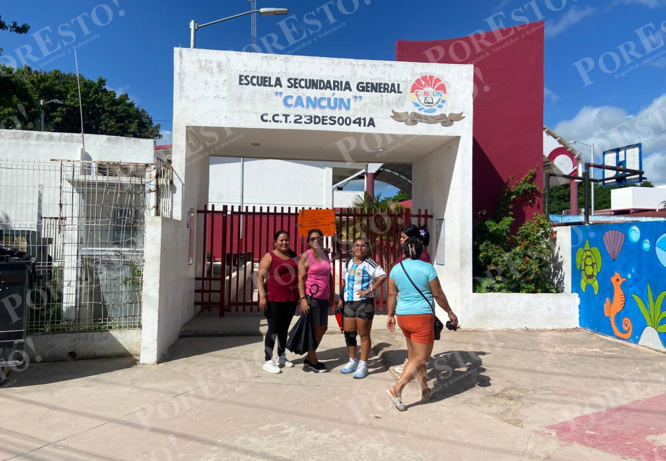 La protesta se originó tras la denuncia de una madre cuya hija de 14 años presuntamente fue agredida a las afueras del plantel; acusa que la alumna señalada continúa en la escuela y que no hay una solución definitiva