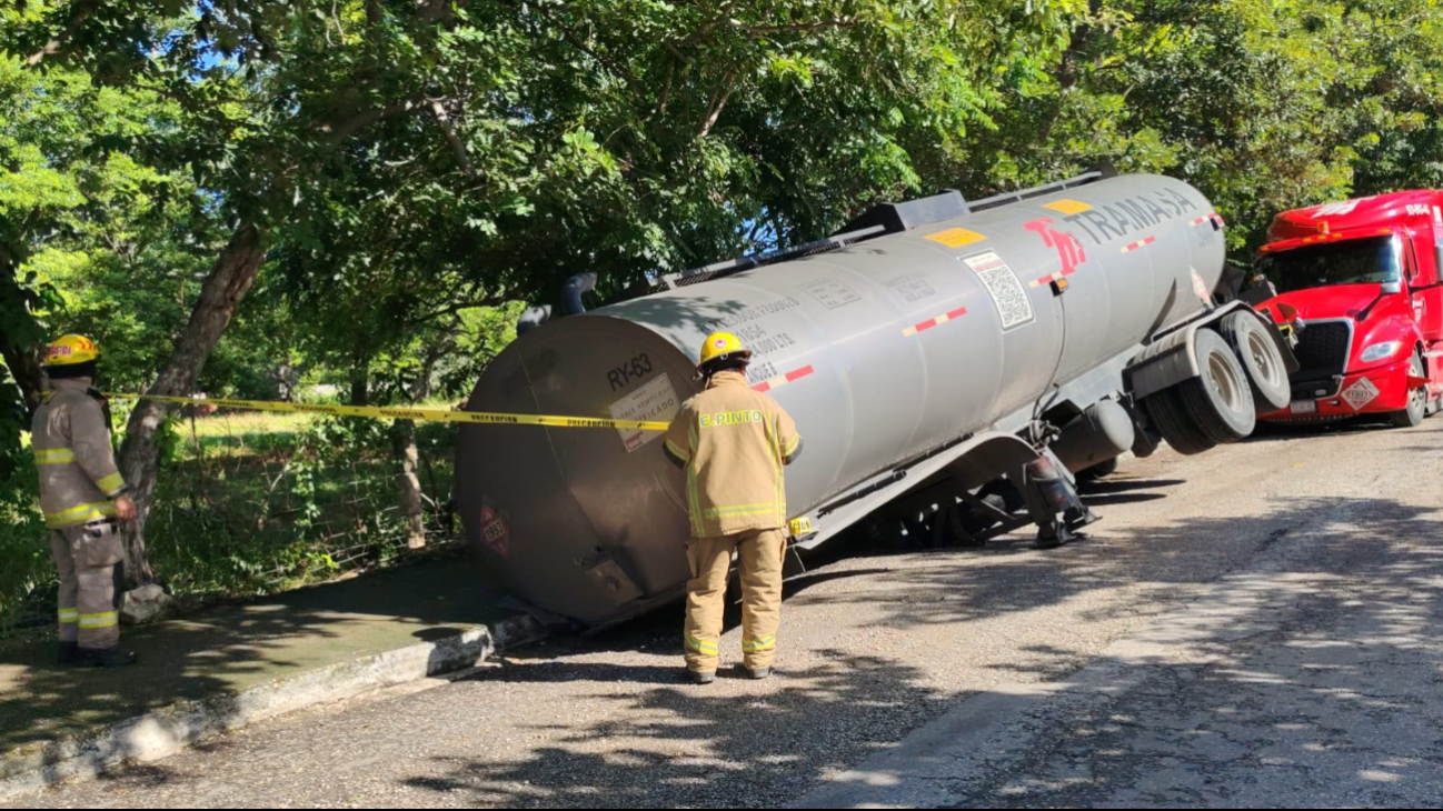 Una pipa cargada con combustible sufrió un incidente en la vía pública.