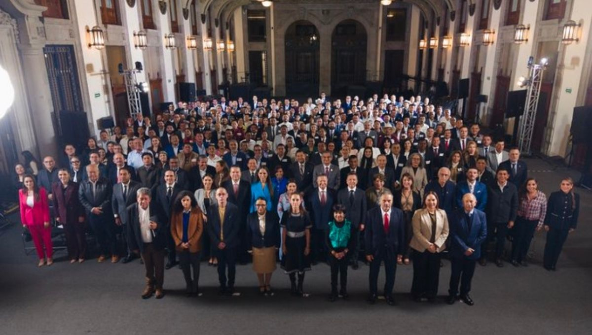 La presidenta Claudia Sheinbaum compartió una fotografía de la reunión, en la que aparecen autoridades de distintos órdenes de gobierno