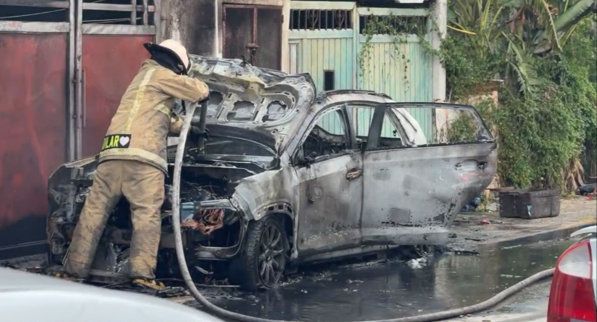 Un vehículo compacto se incendió por completo en la vía pública.