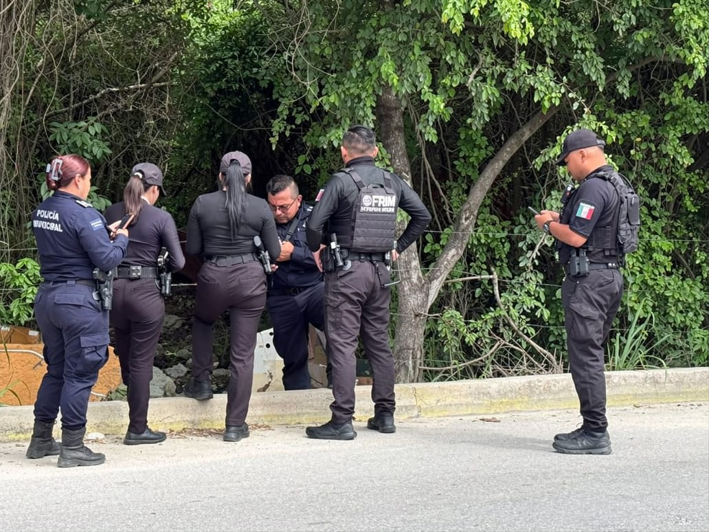 Agentes policiacos se presentaron en el lugar para investigar los hechos.