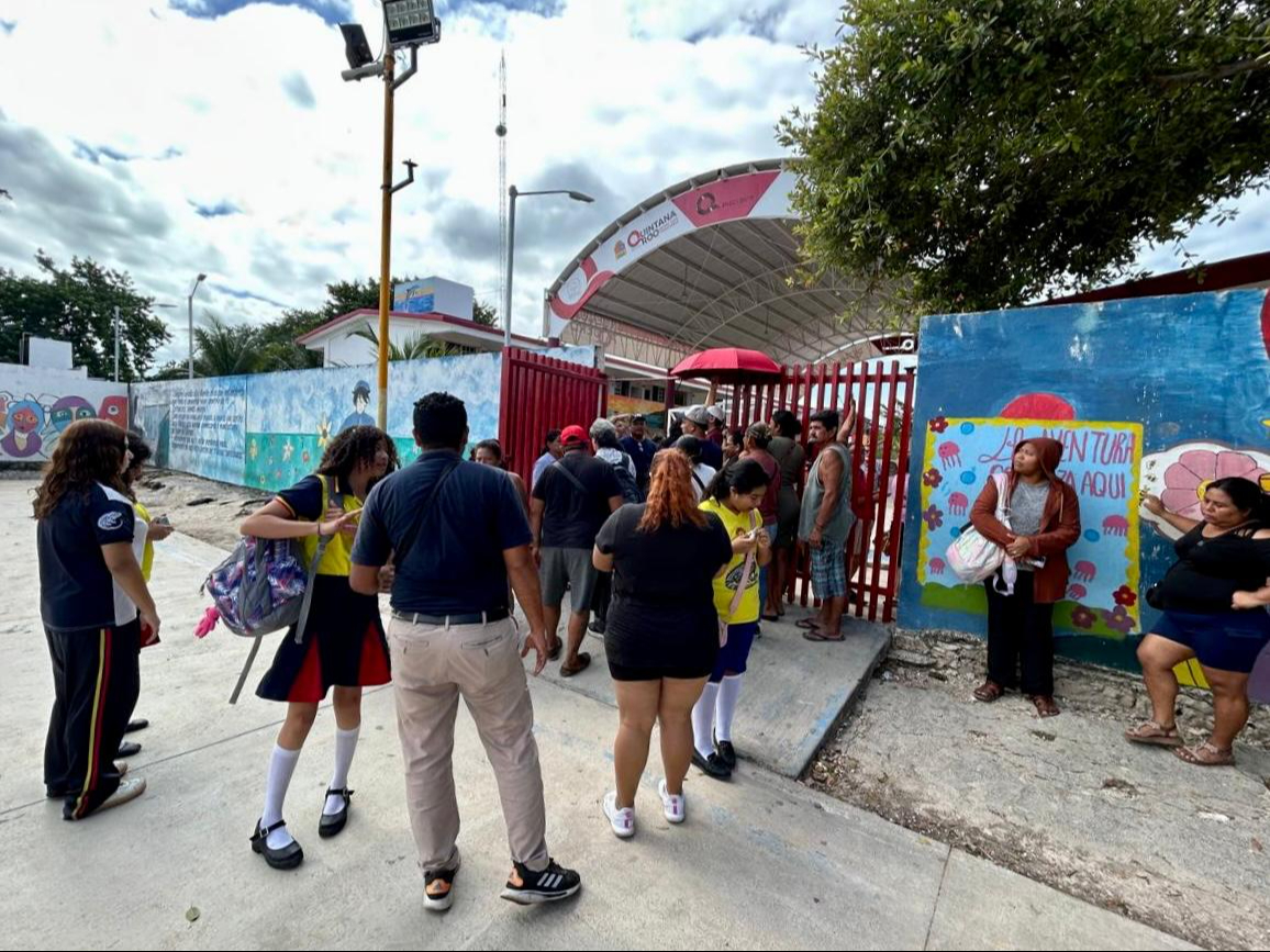 Continúa el plantón en la Escuela Secundaria General “Cancún”
