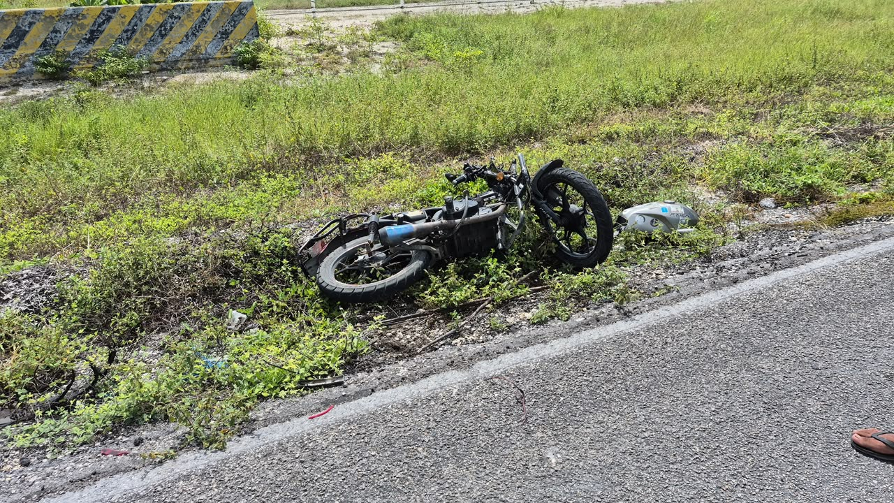 La motocicleta Italika involucrada en el choque resultó completamente destruida.