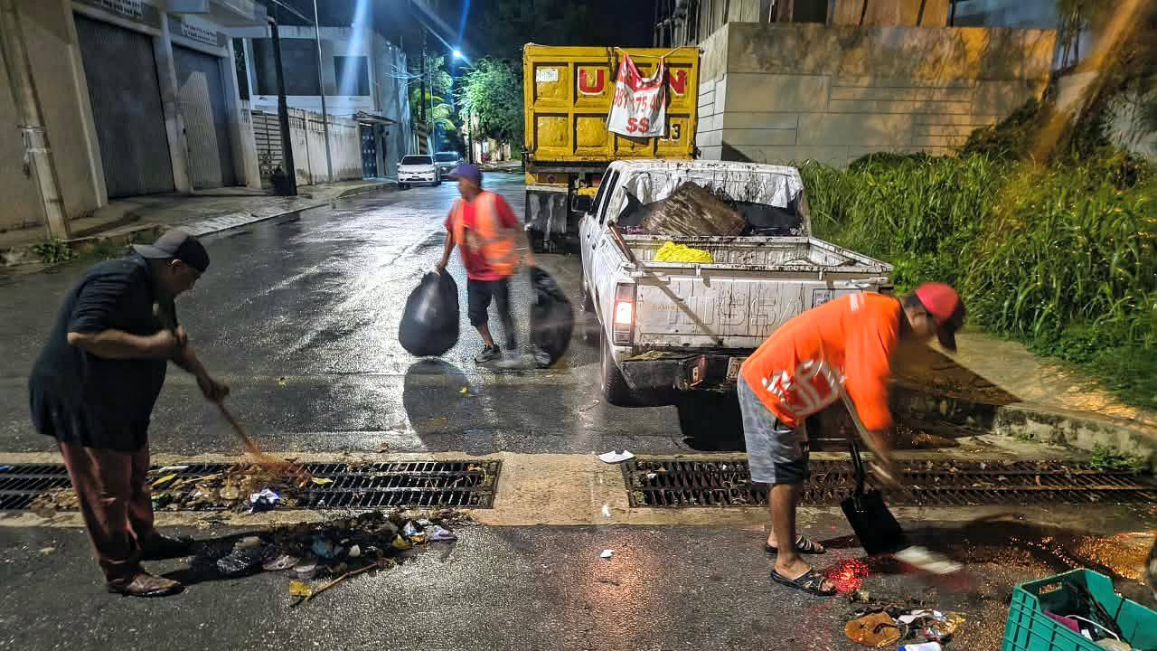 La obstrucción de las rejillas es la causa principal de las inundaciones en calles y colonias