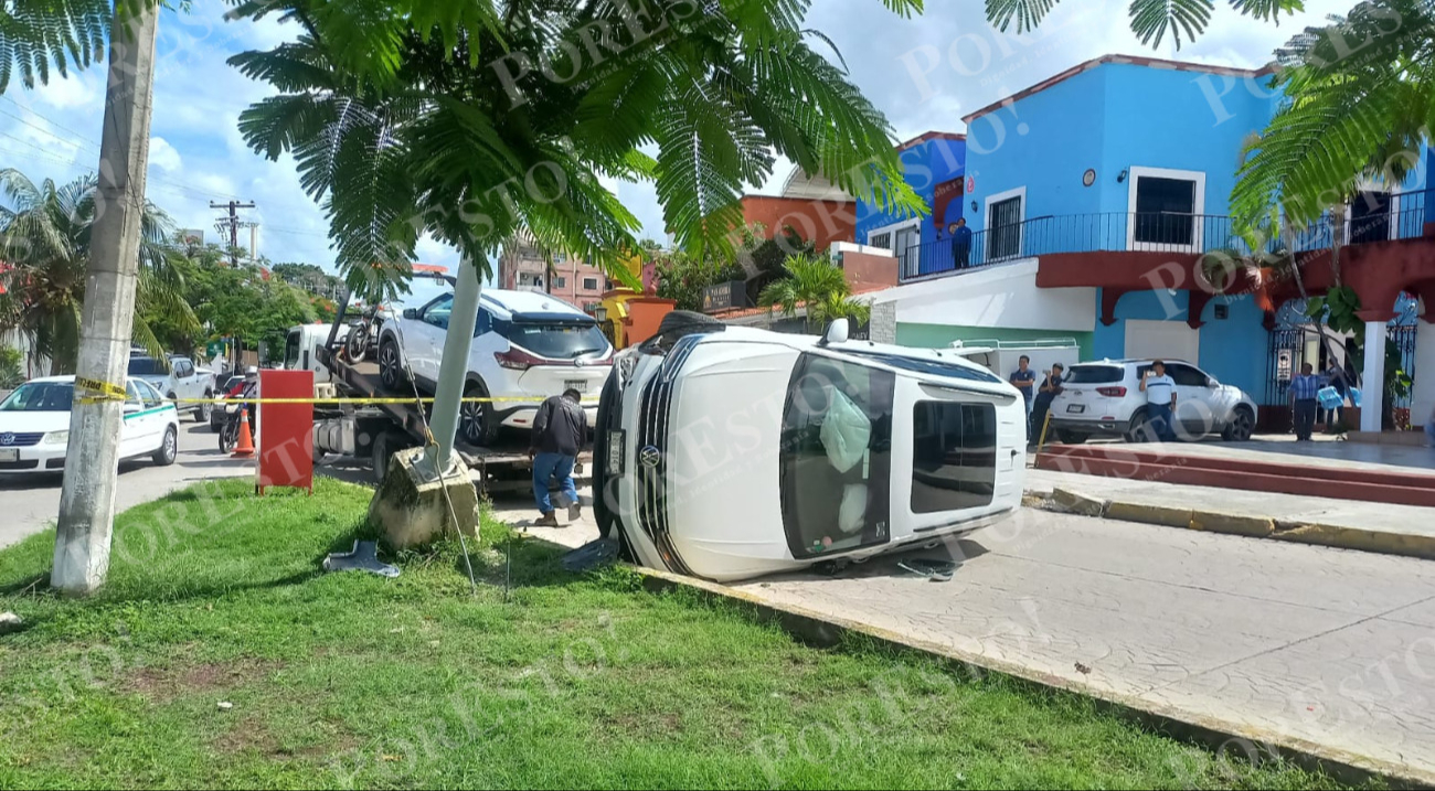 Camioneta termina volcada en la avenida Xel-Há de Cancún