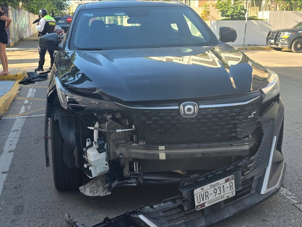 La camioneta terminó con daños al frente de la carrocería.