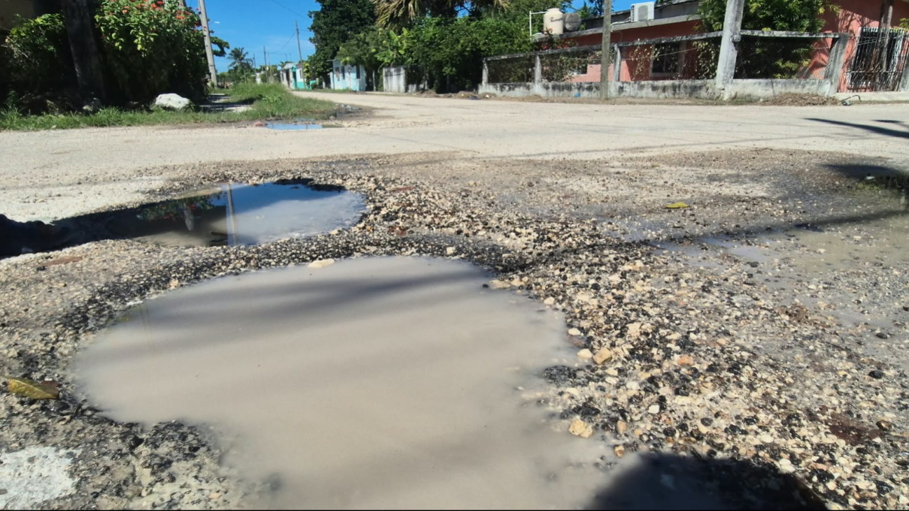 En la colonia La Cruz de Champotón persisten dos fugas de agua desde hace seis meses.