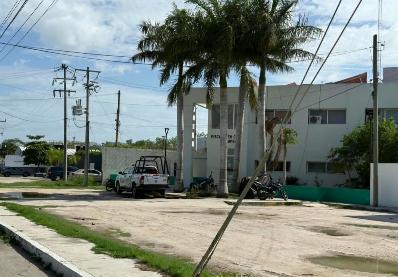 El cuerpo del joven fue trasladado por personal del Servicio Médico Forense a las instalaciones de la Fiscalía en Champotón