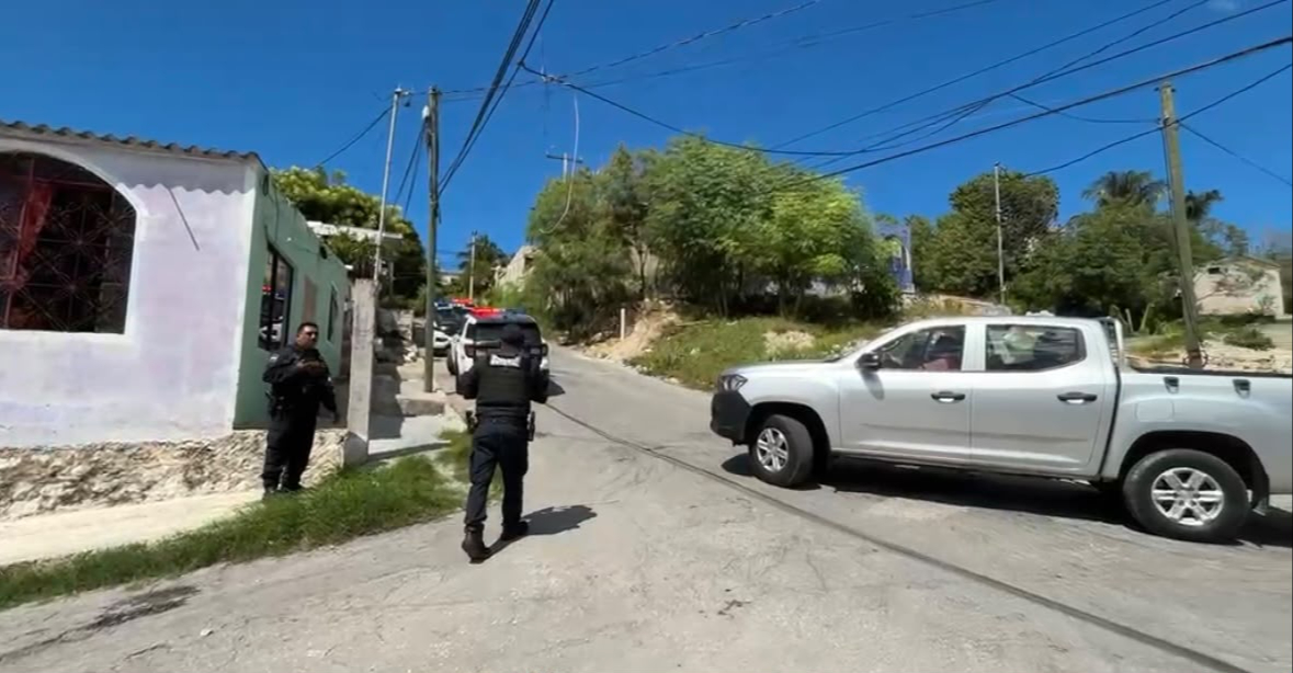 Un fuerte operativo policiaco se desplegó en la colonia Cumbres tras un hallazgo.