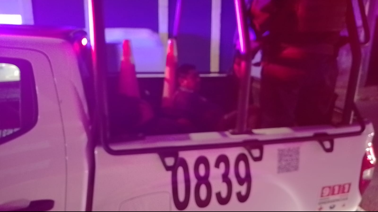 Dos hombres presuntamente alcoholizados fueron detenidos tras salir de un bar ubicado en la colonia Centro.
