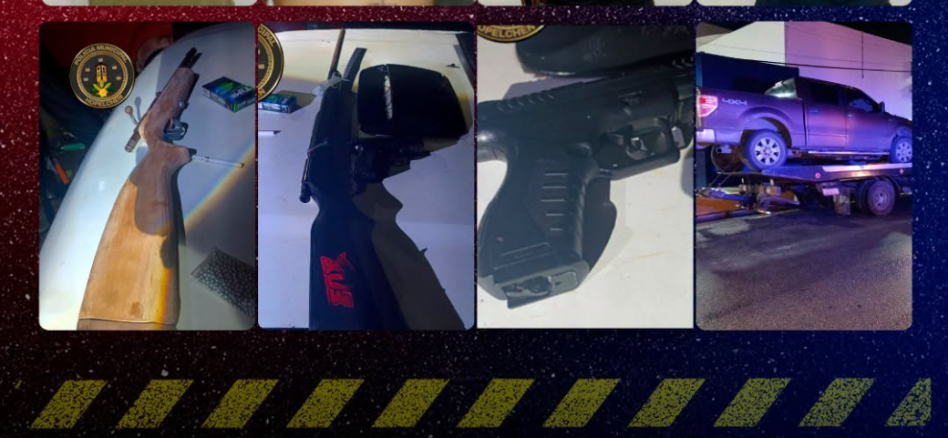 En el interior del vehículo hallaron tres objetos con apariencia de armas de fuego.