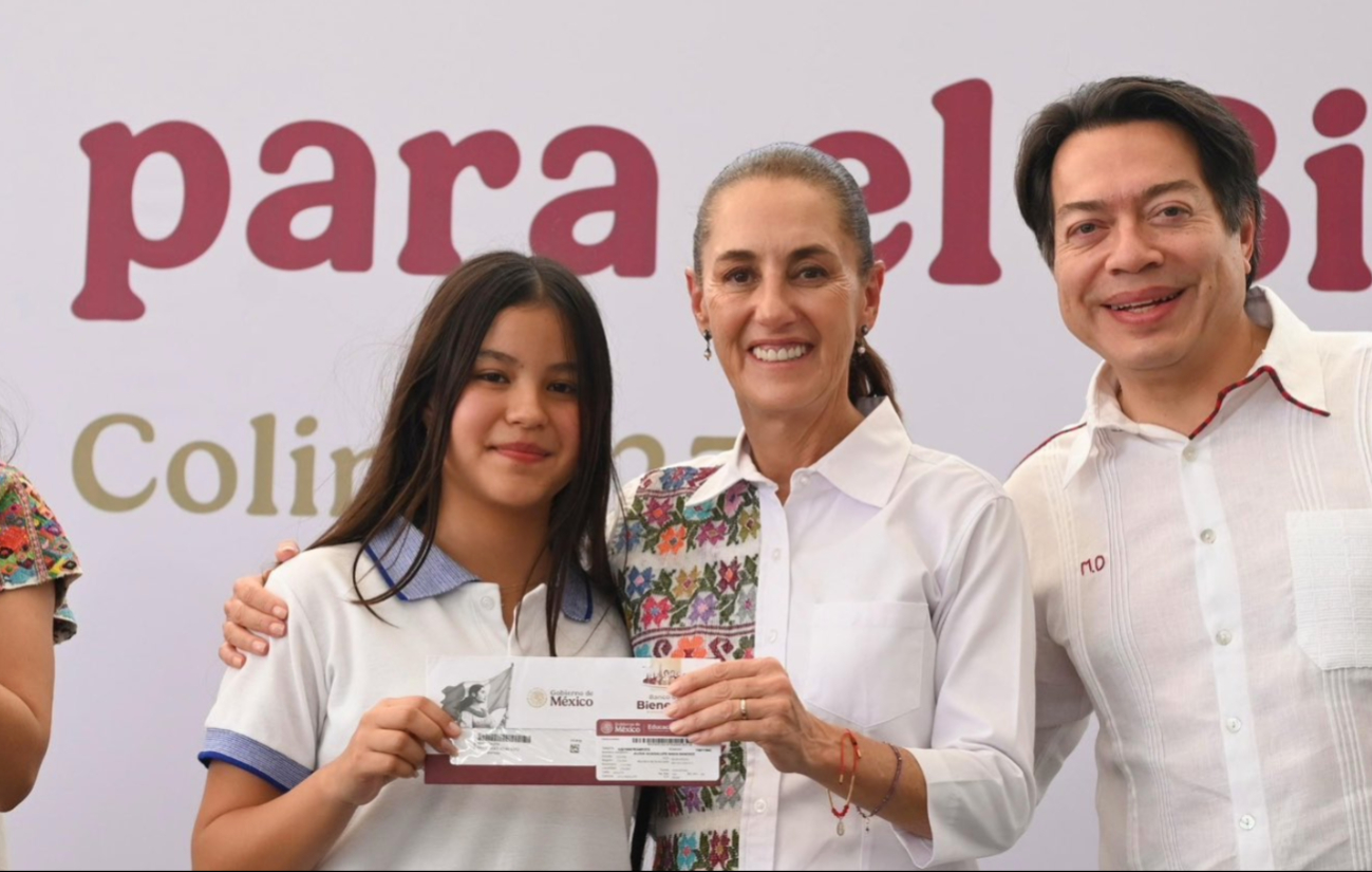 Sheinbaum entrega becas del Bienestar a jóvenes en Colima