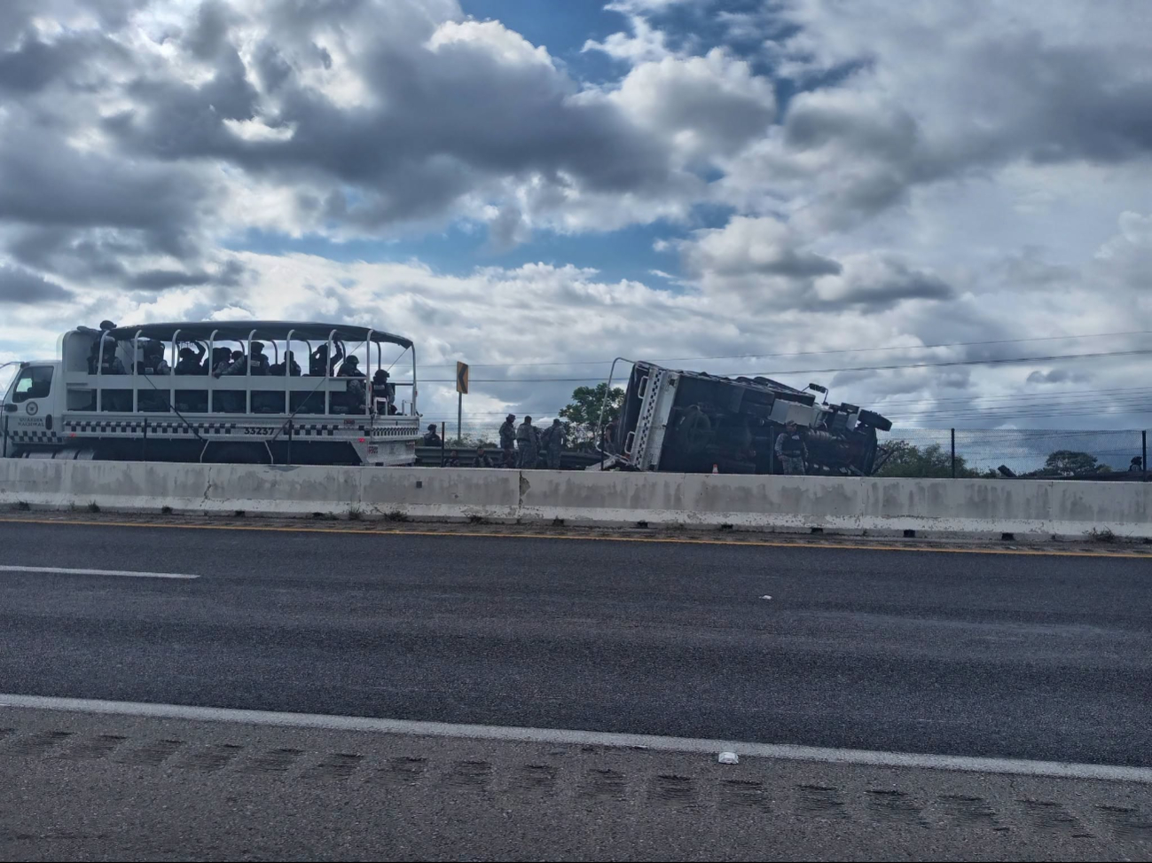 Una unidad de la Guardia Nacional sufrió un aparatoso accidente en la carretera Campeche Mérida.