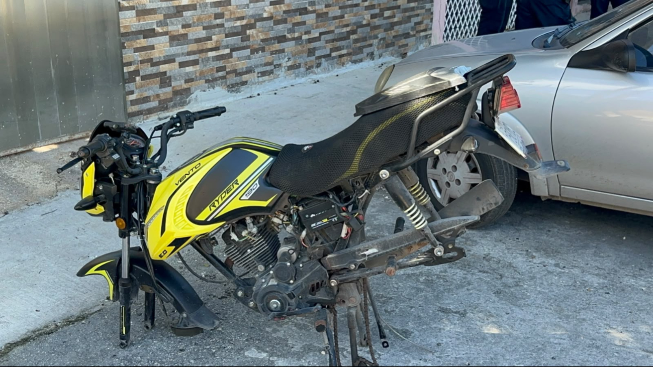 Vecinos del barrio de la Ermita reportaron una motocicleta abandonada frente a un garaje.