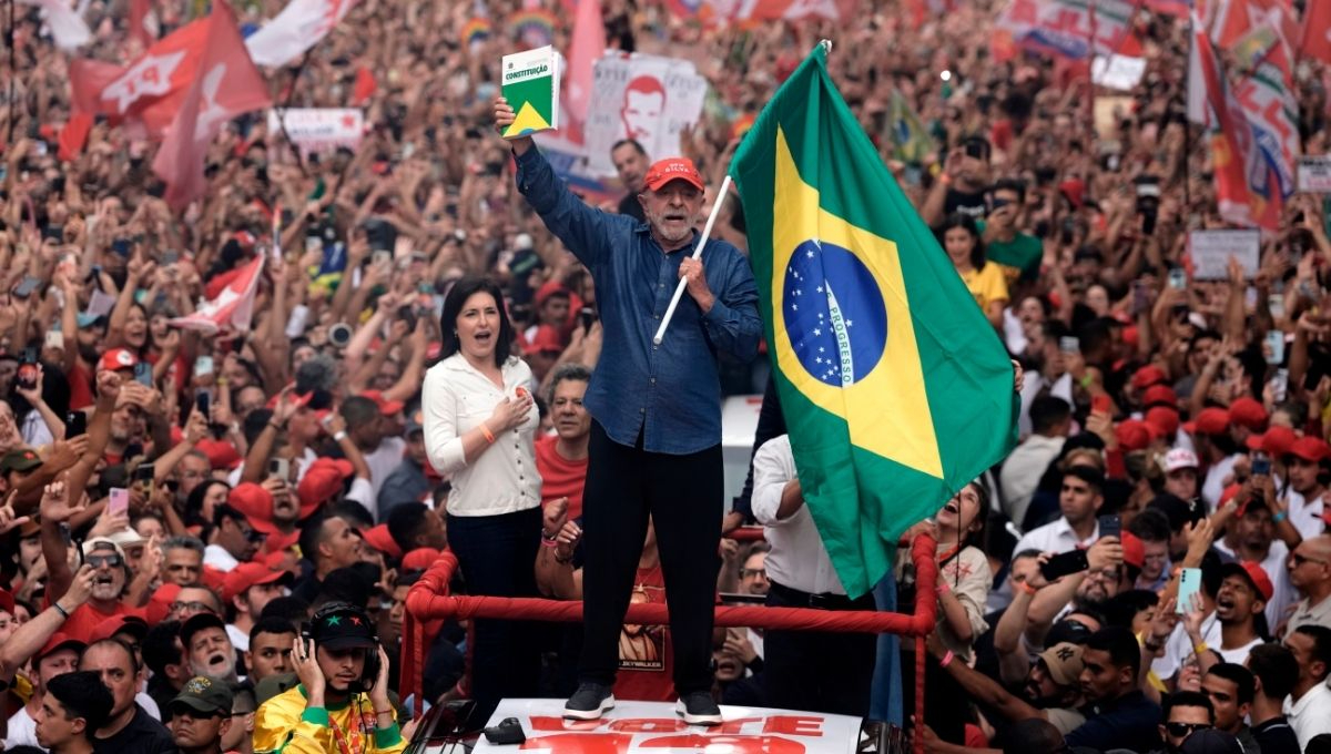 Durante el acto en Copacabana, Lula sostuvo una copia de la Constitución y una bandera brasileña