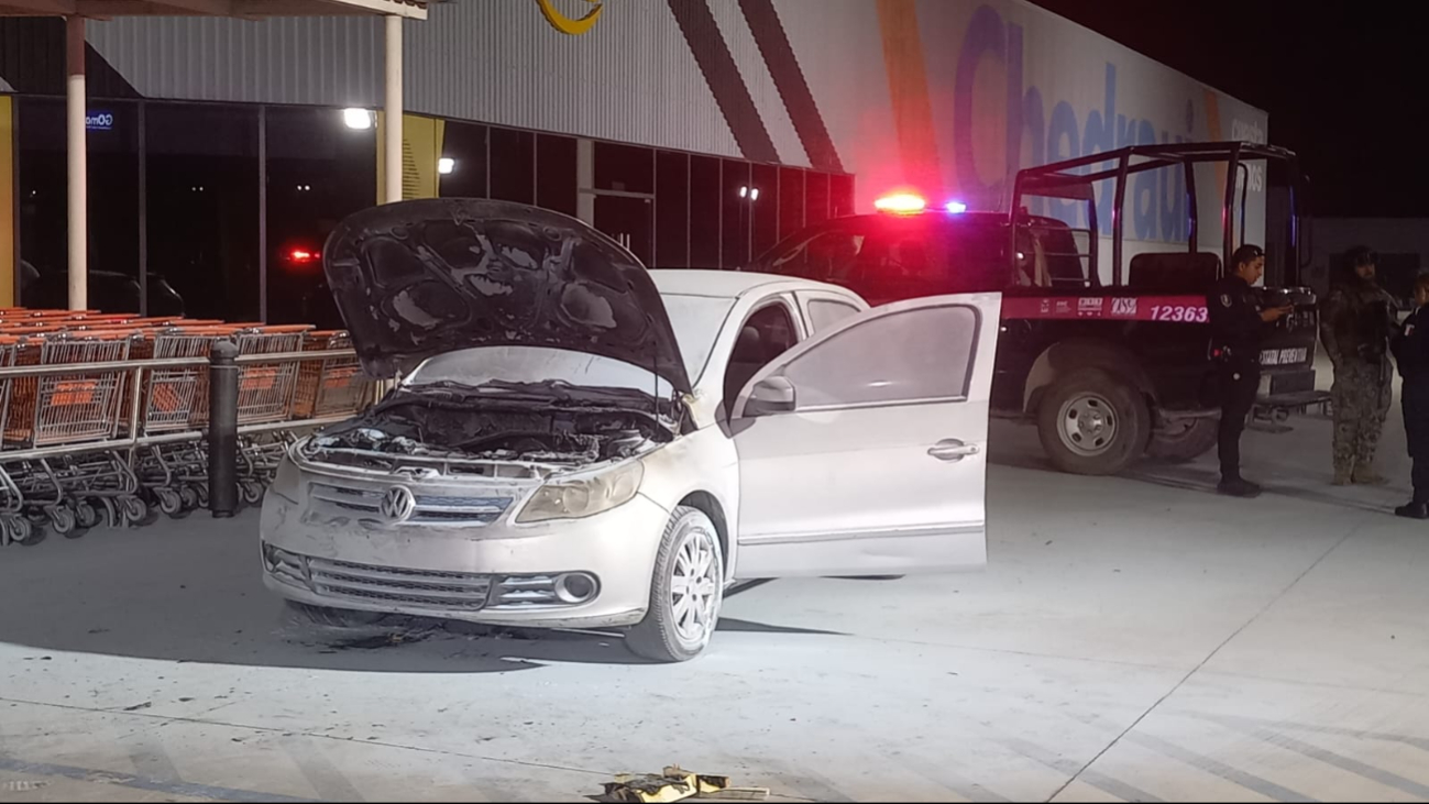 Un automóvil se incendió repentinamente en la madrugada en la Región 236.