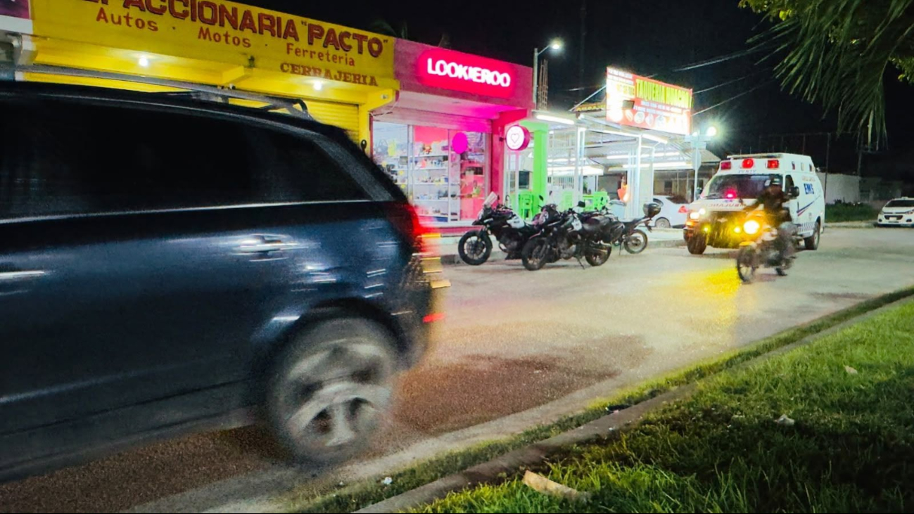 Autoridades y paramédicos acudieron al negocio Lookieroo, en la colonia Pacto Obrero de Chetumal, tras un asalto con cuchillo que dejó a varias personas con crisis nerviosa.
