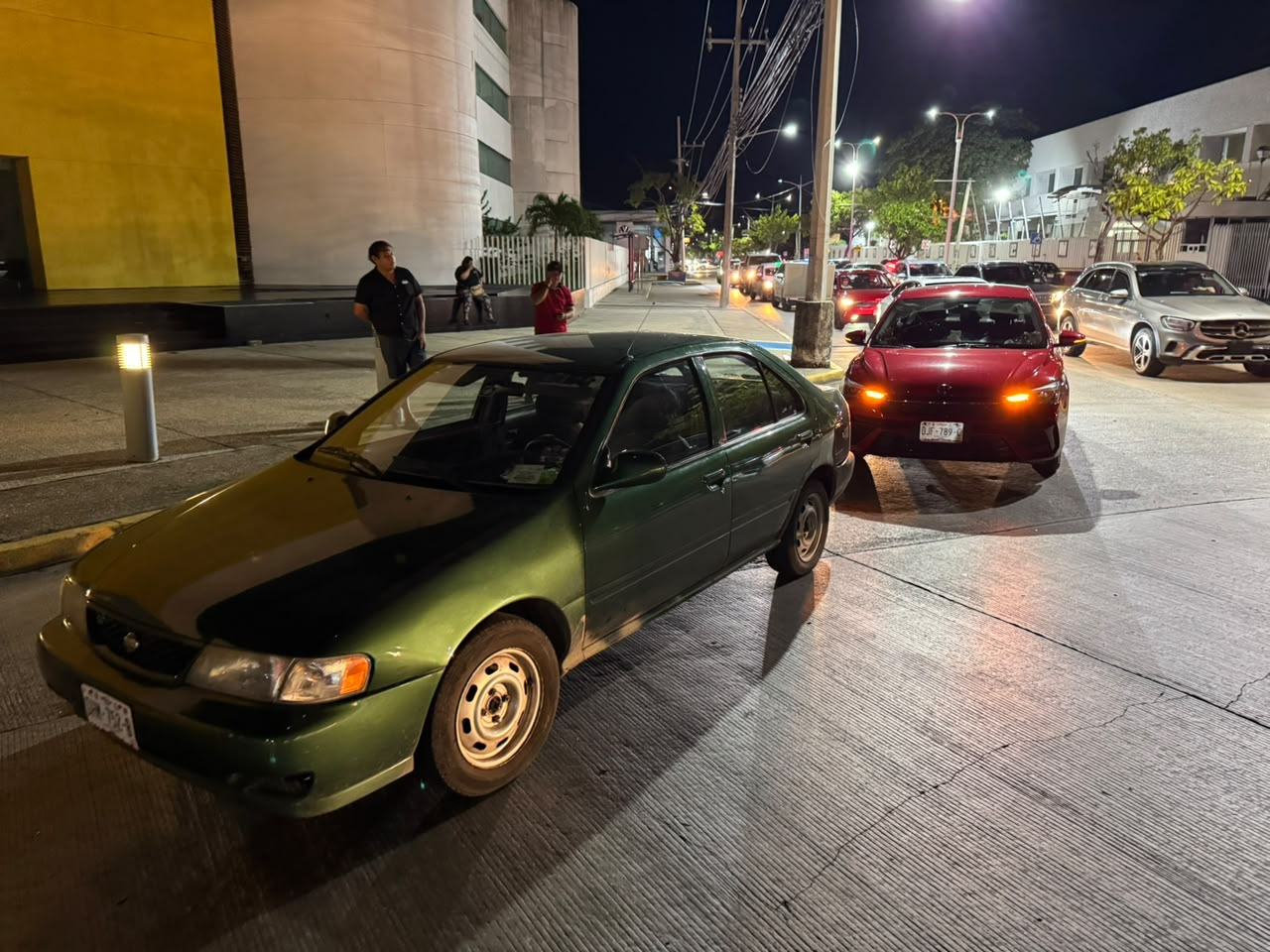 Dos autos protagonizaron un choque en la Glorieta del Camarón, sobre la avenida 31 de Ciudad del Carmen; no hubo personas lesionadas