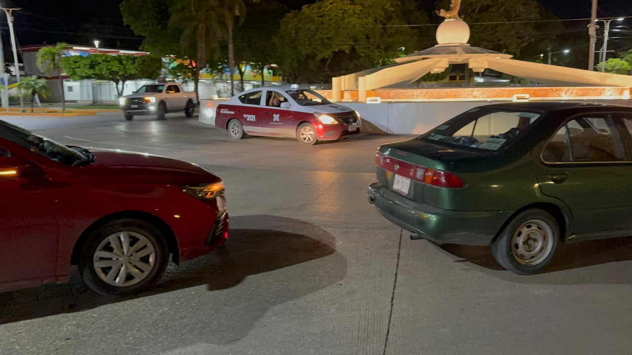 Dos autos protagonizaron un choque en la Glorieta del Camarón, sobre la avenida 31 de Ciudad del Carmen; no hubo personas lesionadas