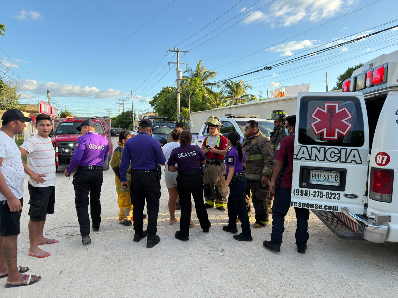 Bomberos y personal de Protección Civil atendieron un flamazo presuntamente causado por una fuga de gas en una vivienda de la Supermanzana 211 de Cancún