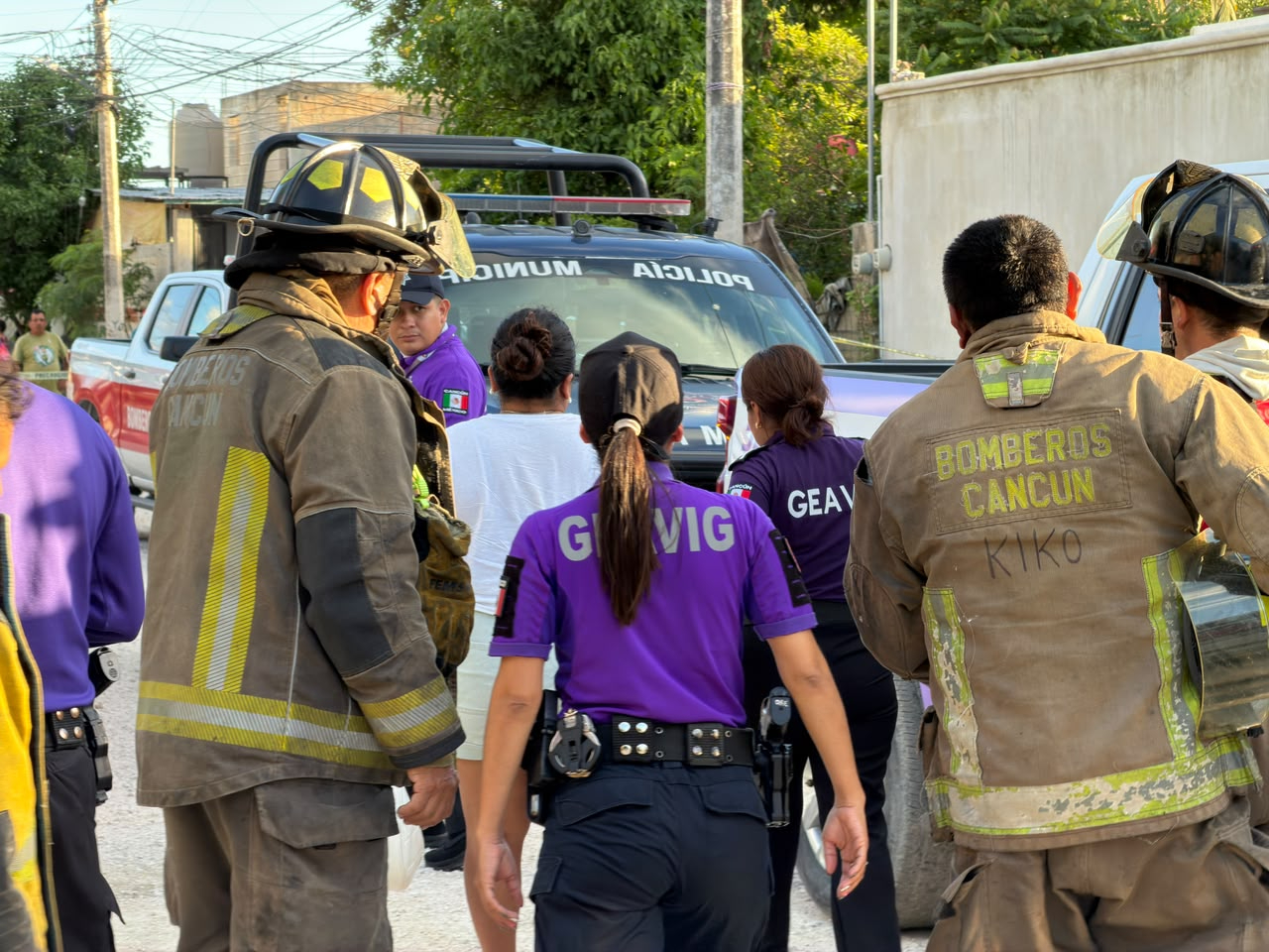 Bomberos y personal de Protección Civil atendieron un flamazo presuntamente causado por una fuga de gas en una vivienda de la Supermanzana 211 de Cancún, donde dos menores resultaron lesionados.