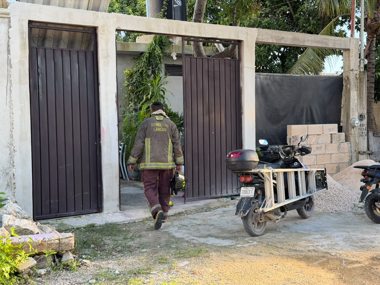 Bomberos y personal de Protección Civil atendieron un flamazo presuntamente causado por una fuga de gas en una vivienda de la Supermanzana 211 de Cancún