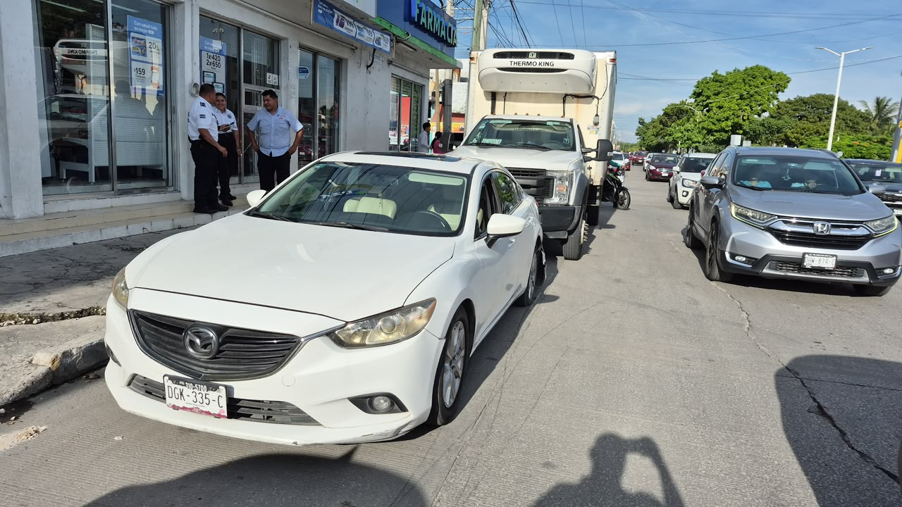 Un camión Ford Super Duty equipado con Thermo King y un Mazda blanco protagonizaron un choque en el cruce de la avenida Belisario Domínguez y Puerto de Progreso, en Chechén Antiguo.