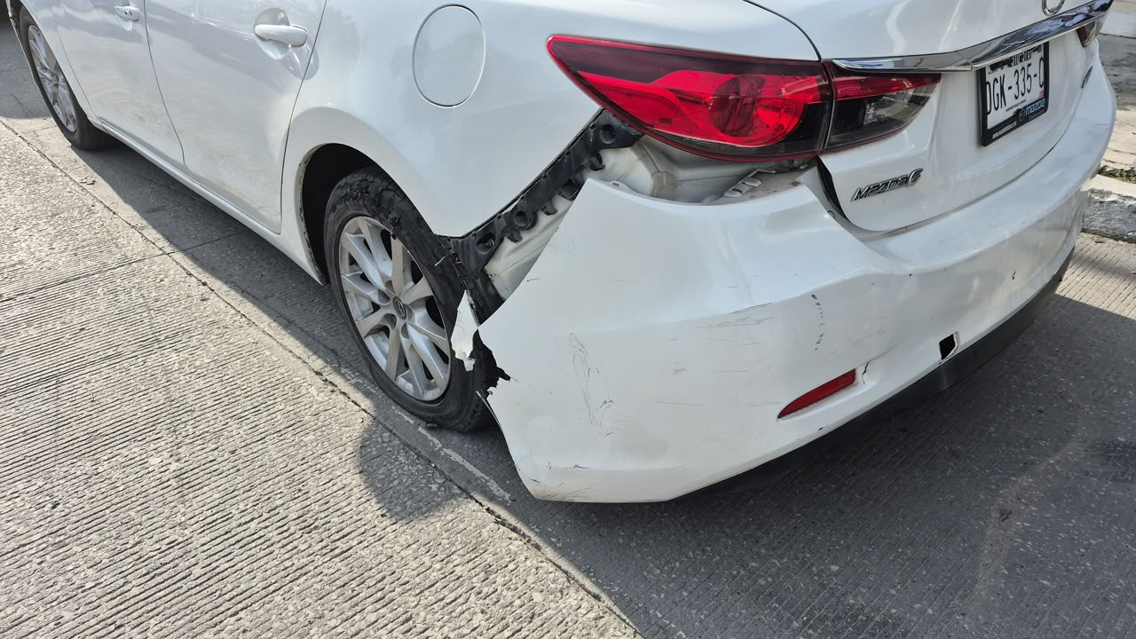 Un camión Ford Super Duty equipado con Thermo King y un Mazda blanco protagonizaron un choque en el cruce de la avenida Belisario Domínguez y Puerto de Progreso, en Chechén Antiguo.