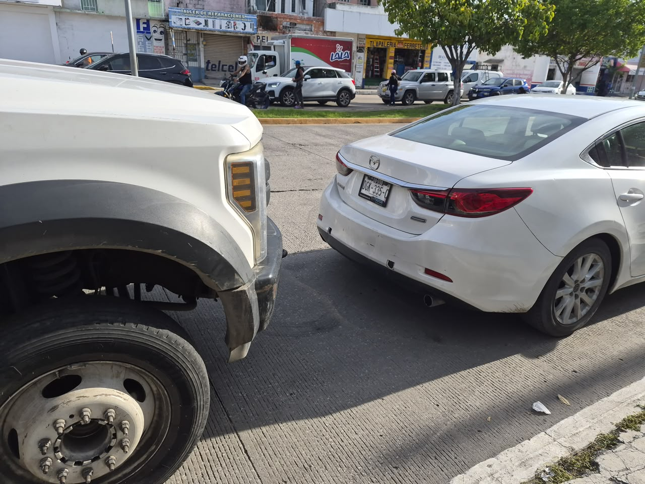 Un camión Ford Super Duty equipado con Thermo King y un Mazda blanco protagonizaron un choque en el cruce de la avenida Belisario Domínguez y Puerto de Progreso, en Chechén Antiguo.