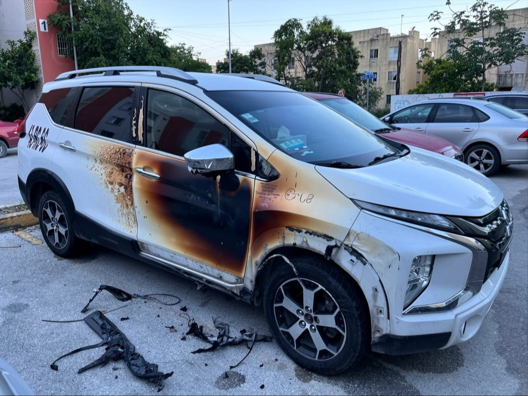 Una camioneta estacionada cerca sufrió daños colaterales en la pintura y carrocería por la radiación.