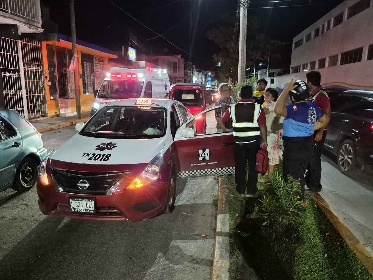 Choque entre pochimóvil y taxi en Ciudad del Carmen deja una lesionada
