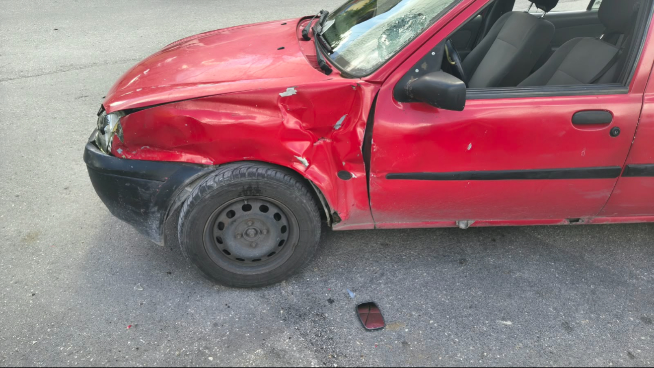 El coche resultó con el desprendimiento del neumático delantero y severos daños en el costado.
