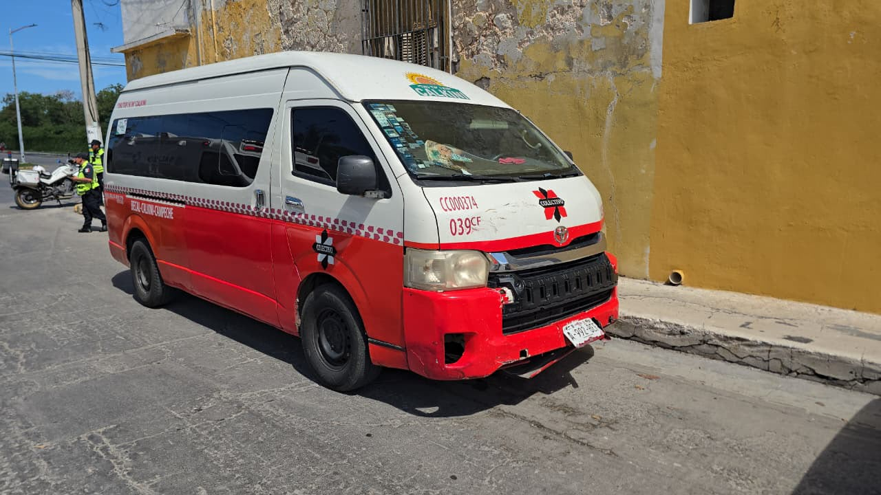 La combi cortó la circulación de la motocicleta al salir sin la debida precaución.