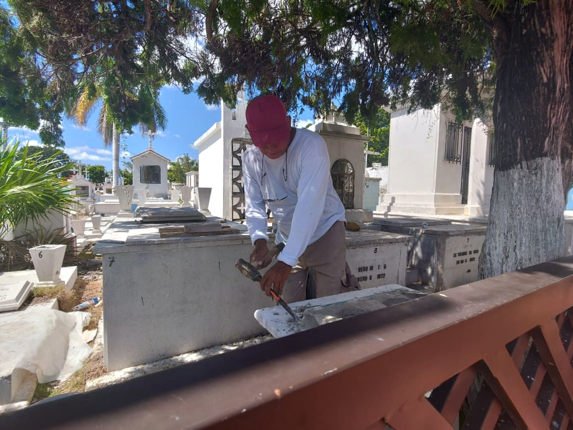 Cuadrillas de limpieza trabajan en los cementerios de Chetumal previo a las celebraciones del Día de Muertos y Janal Pixán.