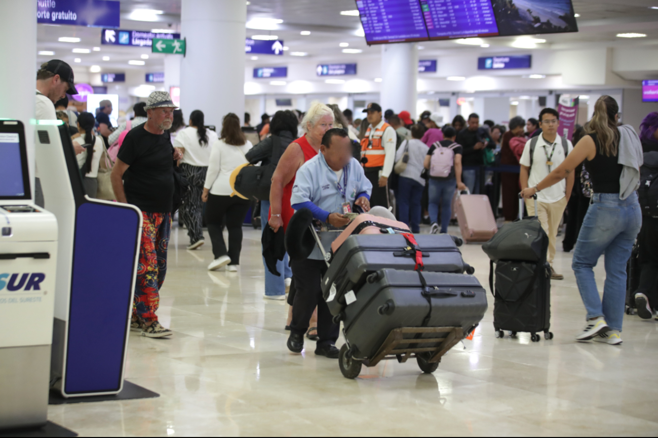 Empleados turísticos en Cancún madrugan para enfrentar trayectos de hasta cuatro horas diarias hacia sus centros de trabajo.