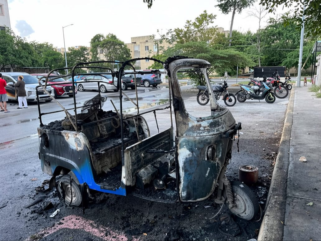 Incendian de manera intencional un mototaxi del sindicato IslaCún en Paseos Nikté, Región 255.