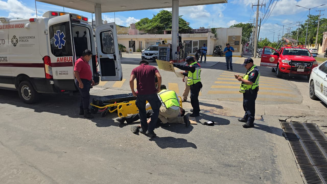 Un motociclista resultó herido tras chocar contra una combi de transporte público en el barrio de Guadalupe.