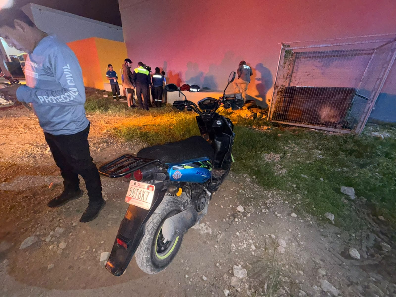 Un motociclista sufrió lesiones en la cabeza al derrapar en la avenida Cobá de Tulum.