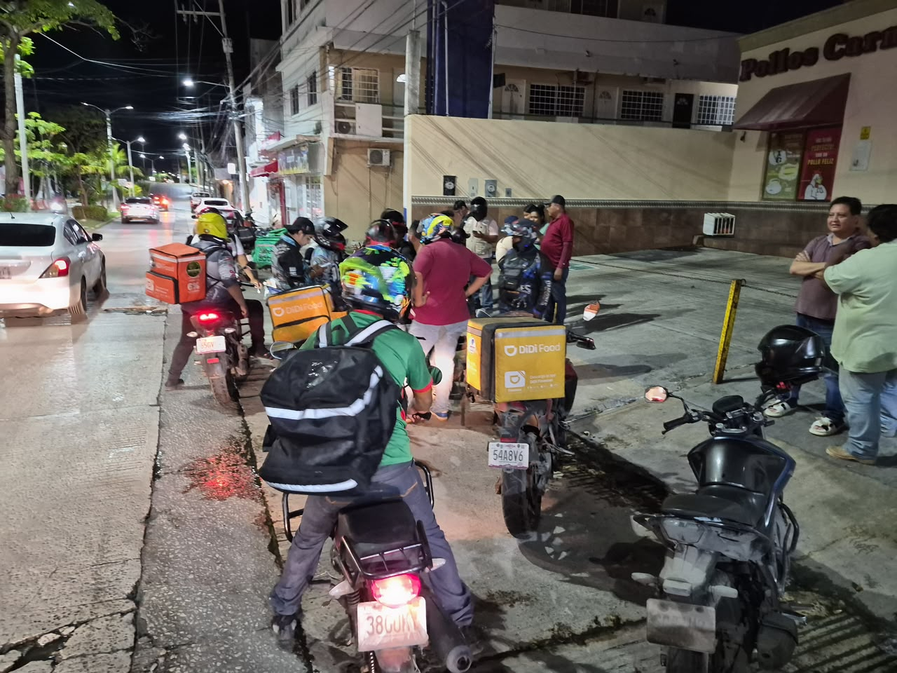 Motociclistas se concentraron frente a una pizzería de la colonia Fátima, en Ciudad del Carmen, tras una confrontación entre presuntos líderes de dos agrupaciones de mandaditos