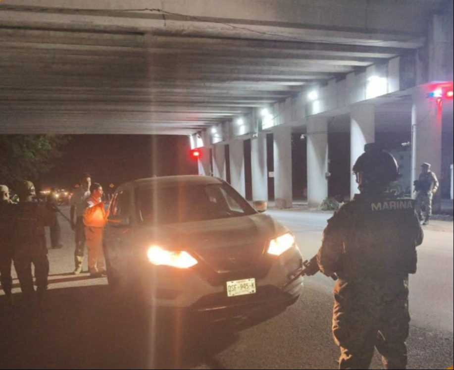 Personal de la Secretaría de Marina brindó seguridad perimetral durante el operativo en el que un migrante extranjero fue auxiliado en el puesto de inspección de Teya, Yucatán