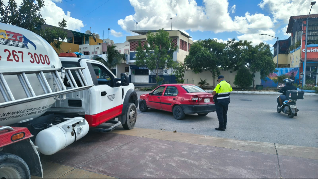 Una pipa de gas L.P. chocó y arrastró a un vehículo compacto en el fraccionamiento Villas del Sol.