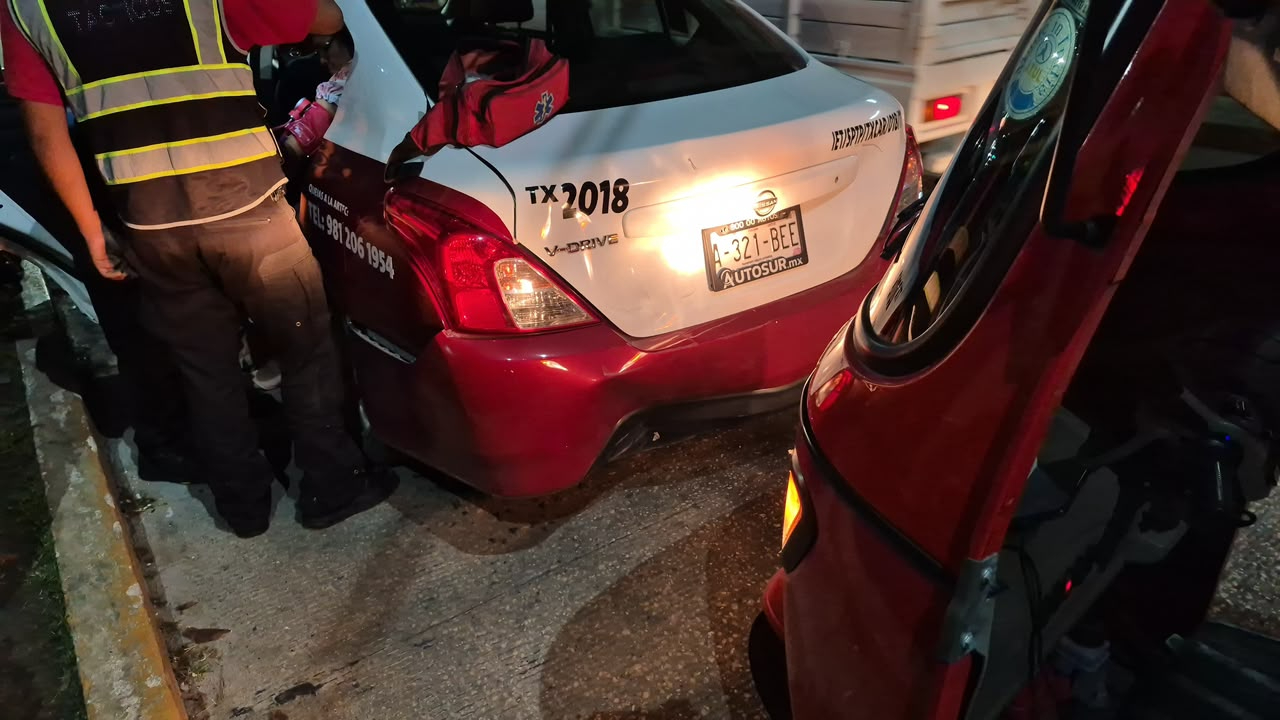 Un pochimóvil y un taxi chocaron sobre la avenida 56, frente al Instituto del Carmen, en Ciudad del Carmen; una pasajera resultó lesionada.