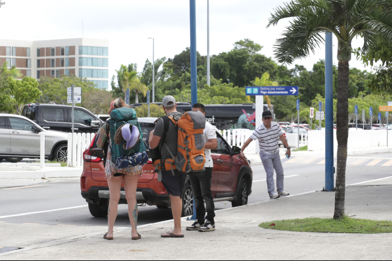 Prestadores de transporte acusan favoritismo hacia plataformas digitales y unidades no autorizadas dentro de la terminal.