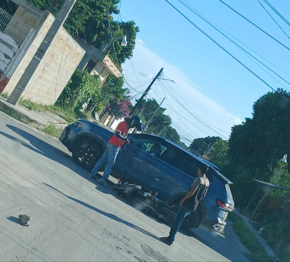 Un repartidor en moto chocó contra una camioneta en la colonia La Playa, Champotón.
