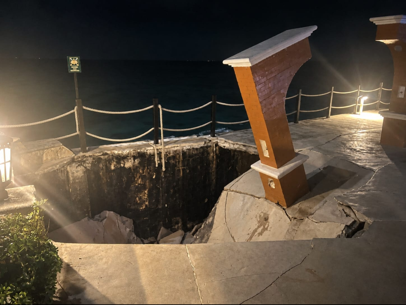 Una sección del piso de concreto colapsó cerca de una piscina del hotel Grand Occidental, en Cozumel, dejando cuatro turistas lesionados.