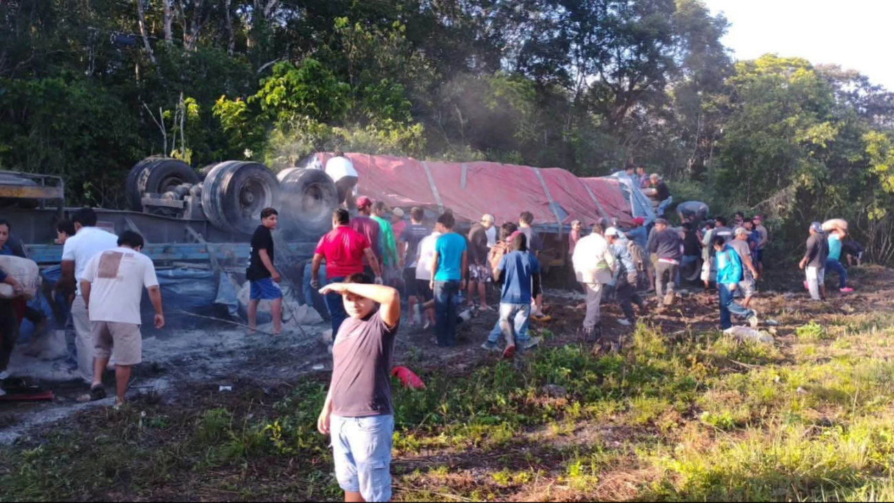 Un tráiler de carga pesada volcó la mañana de este sábado en Nicolás Bravo.